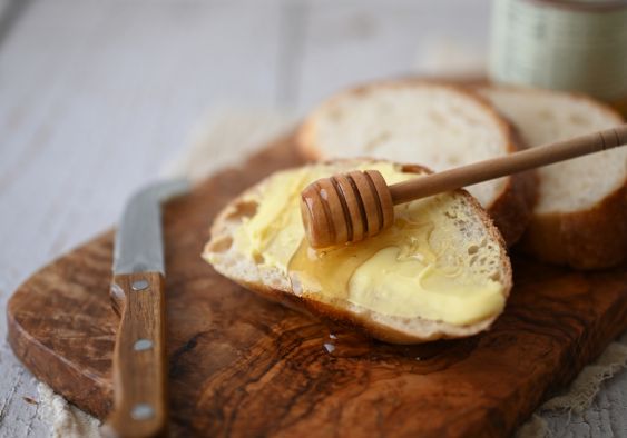 ăn bánh mì chấm mật ong có béo không